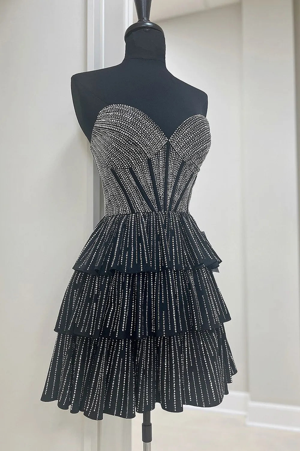Deb | Vestido de fiesta corto con corsé, corte A, sin tirantes y con purpurina negra y cuentas