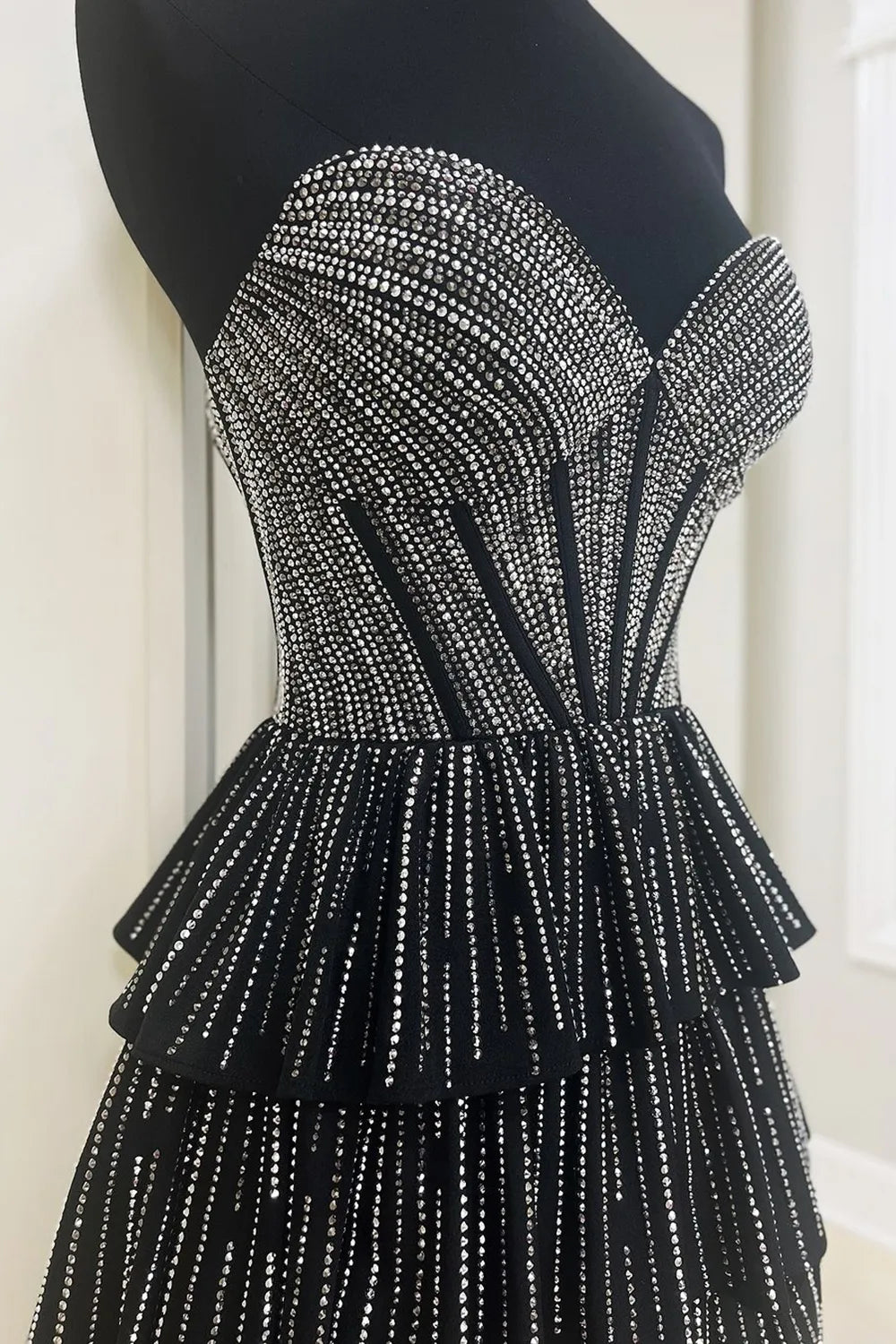 Deb | Vestido de fiesta corto con corsé, corte A, sin tirantes y con purpurina negra y cuentas