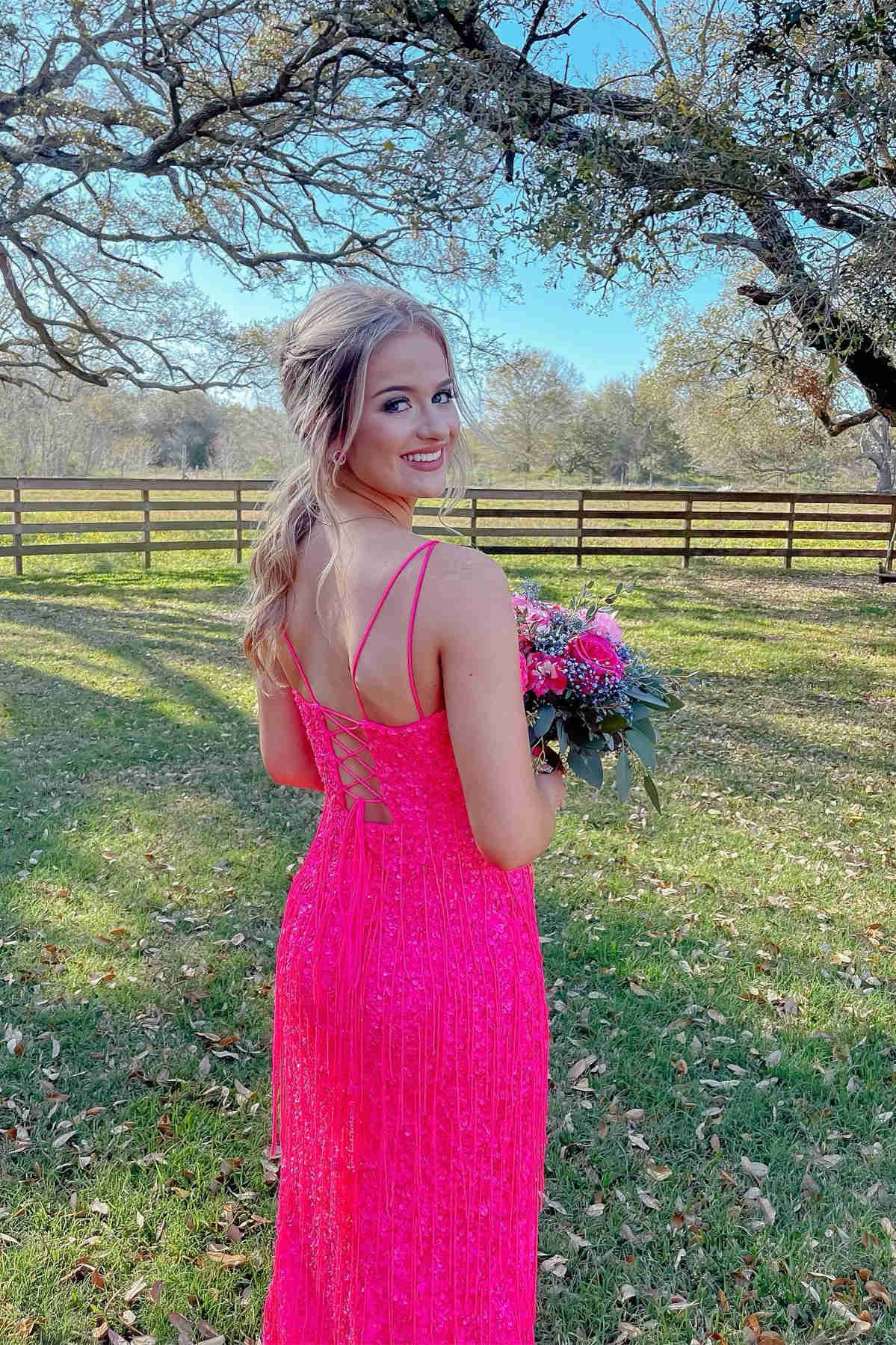 Glitzerndes rotes langes Ballkleid mit V-Ausschnitt und Quaste