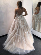 Hermosos vestidos de fiesta largos de tul con espalda descubierta, corte A y apliques de encaje.