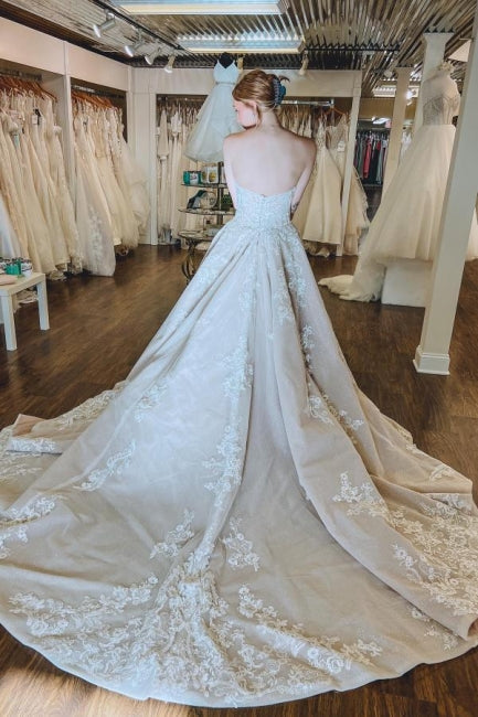 Hermosos vestidos de novia sin mangas con apliques de encaje en forma de A