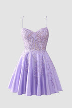 Hermoso vestido de fiesta azul rey con corsé, tirantes finos y corte en A con apliques