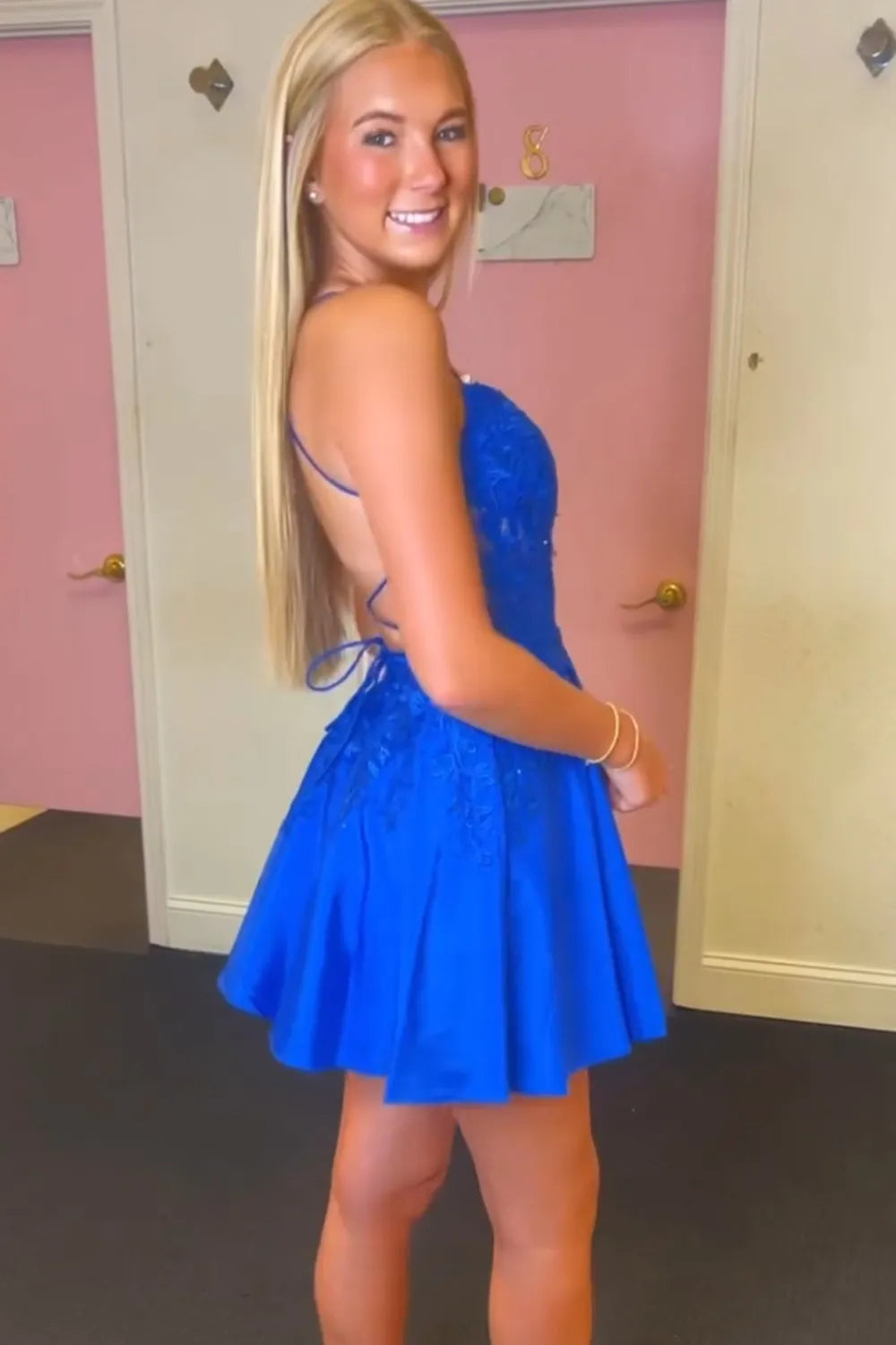 Hermoso vestido de fiesta azul rey con corsé, tirantes finos y corte en A con apliques