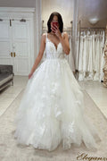 Precioso vestido de novia de corte A con tirantes finos, escote en V, sin mangas y encaje