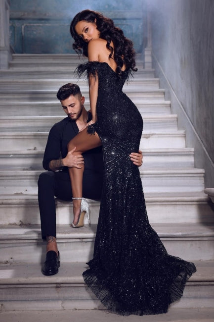Wunderschönes schwarzes langes schulterfreies Abendkleid aus Spitze mit Pailletten und Schlitz