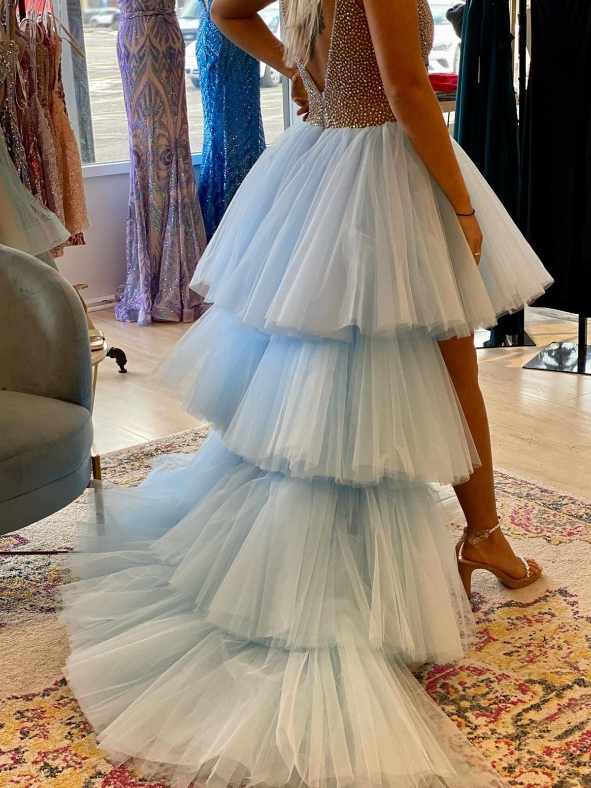 Hermosos vestidos de fiesta de tul con cuentas, escote en V, corte A, azul alto y bajo, con cola
