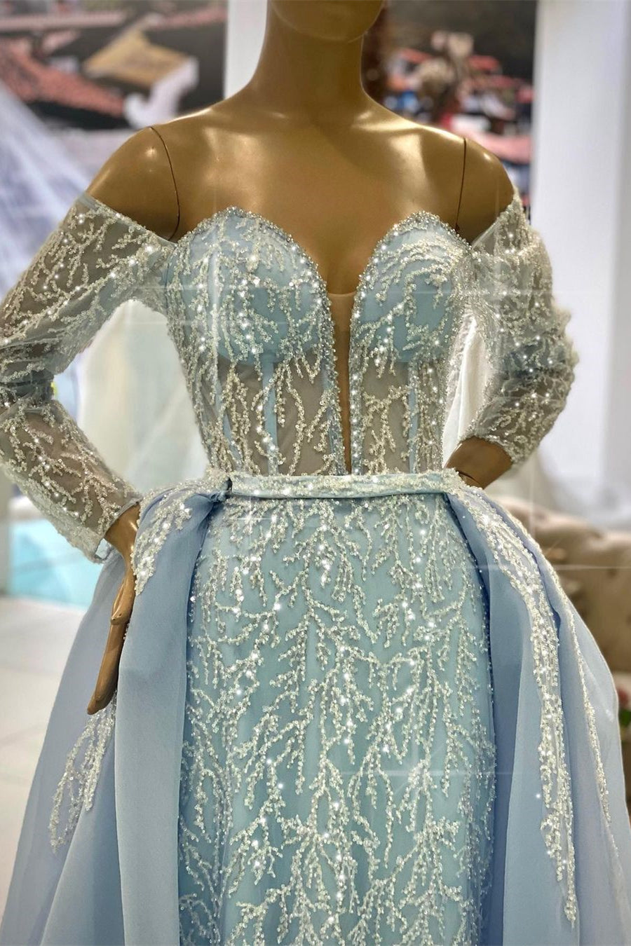 Hermoso vestido de fiesta azul con hombros descubiertos, mangas largas, corte A y cuentas
