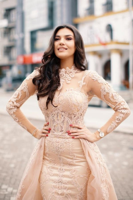 Hermoso vestido de fiesta de manga larga con cuello alto y encaje de columna con apliques en la cola