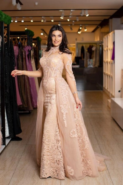 Wunderschönes Ballkleid mit hohem Halsausschnitt und langen Ärmeln aus Spitze und Schleppe mit Applikationen