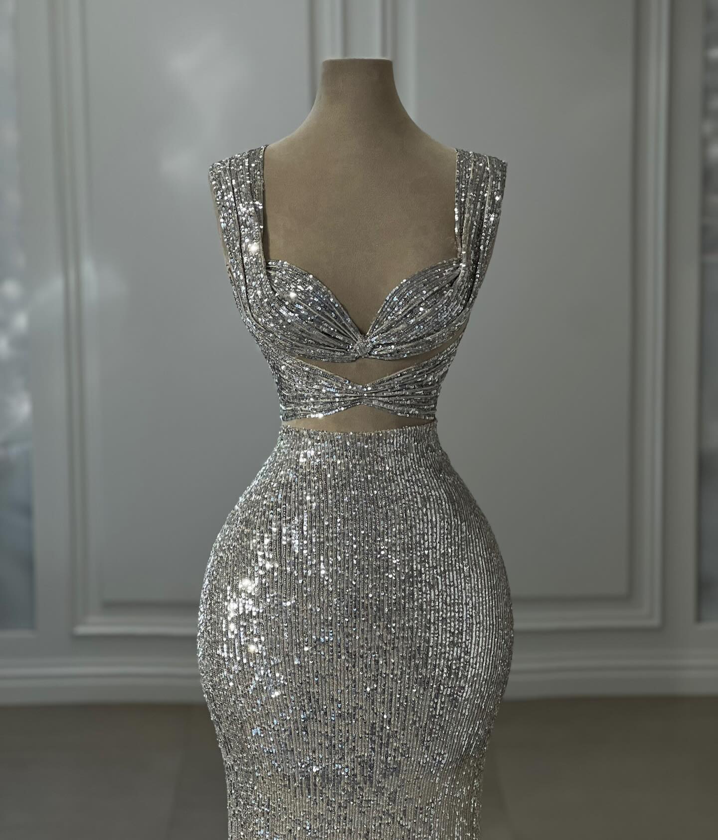 Wunderschönes säulenförmiges, schulterfreies, ärmelloses silbernes Ballkleid mit Pailletten