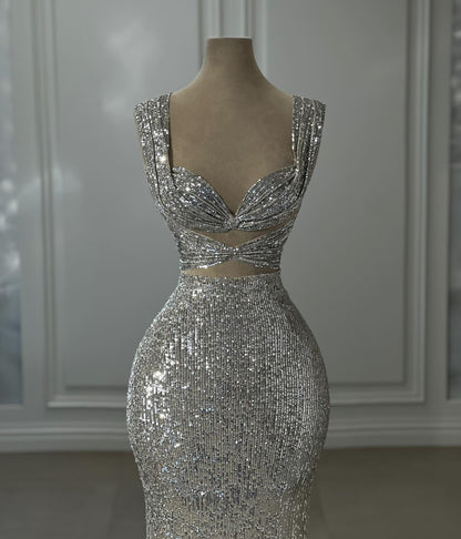 Wunderschönes säulenförmiges, schulterfreies, ärmelloses silbernes Ballkleid mit Pailletten