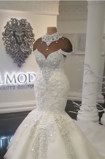 Wunderschönes Meerjungfrau-Brautkleid mit Kristallen und schulterfreien Applikationen