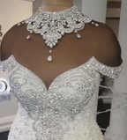 Wunderschönes Meerjungfrau-Brautkleid mit Kristallen und schulterfreien Applikationen