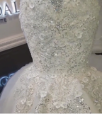 Wunderschönes Meerjungfrau-Brautkleid mit Kristallen und schulterfreien Applikationen