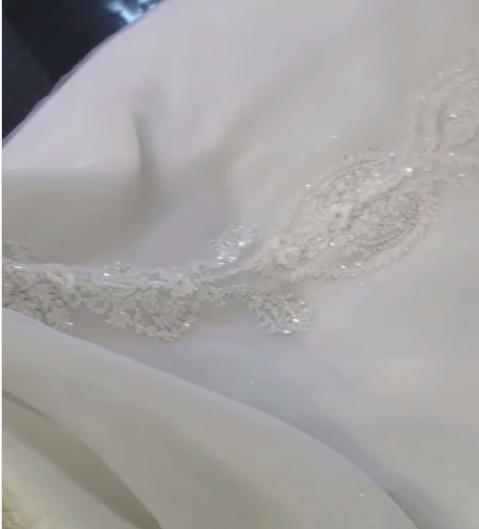 Wunderschönes Meerjungfrau-Brautkleid mit Kristallen und schulterfreien Applikationen