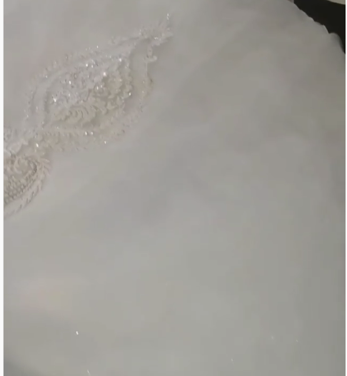Wunderschönes Meerjungfrau-Brautkleid mit Kristallen und schulterfreien Applikationen