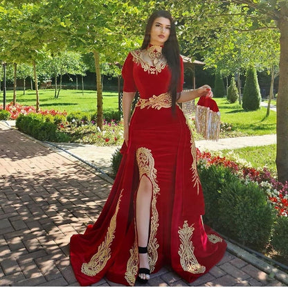 Hermoso vestido de noche estilo sirena de terciopelo rojo con cuello halter y apliques dorados, medias mangas