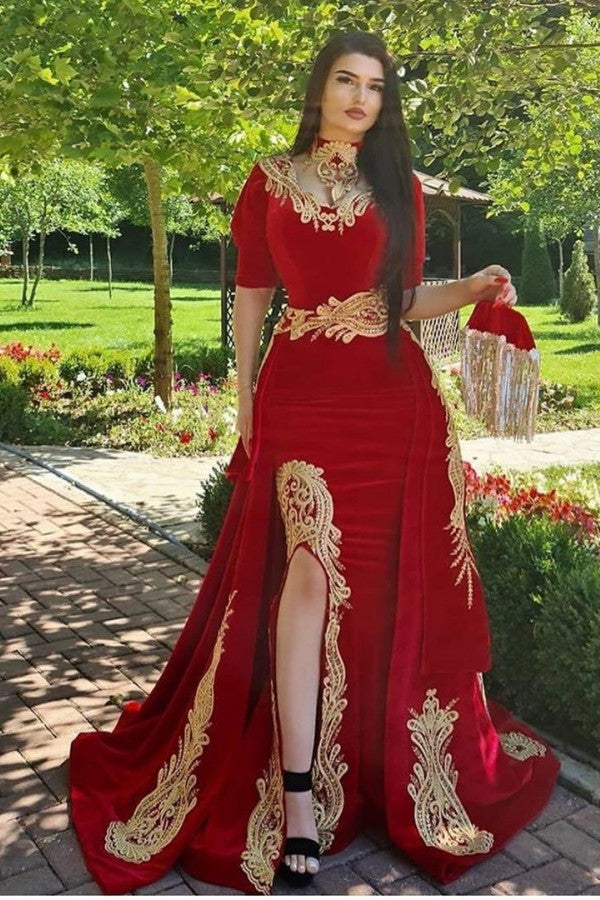 Hermoso vestido de noche estilo sirena de terciopelo rojo con cuello halter y apliques dorados, medias mangas