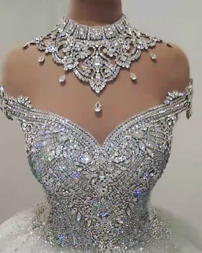 Wunderschönes Prinzessinnen-Brautkleid mit hohem Halsausschnitt und Kristallperlen