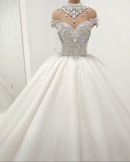 Wunderschönes Prinzessinnen-Brautkleid mit hohem Halsausschnitt und Kristallperlen