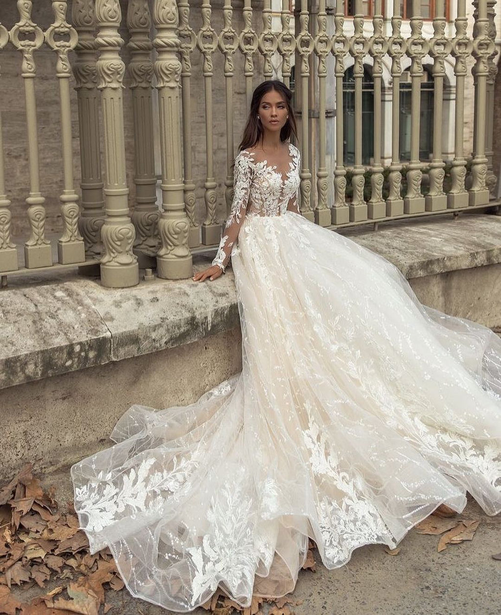 Wunderschönes langes A-Linien-Brautkleid mit Bateau-Ausschnitt, Spitzenschleppe und Ärmeln