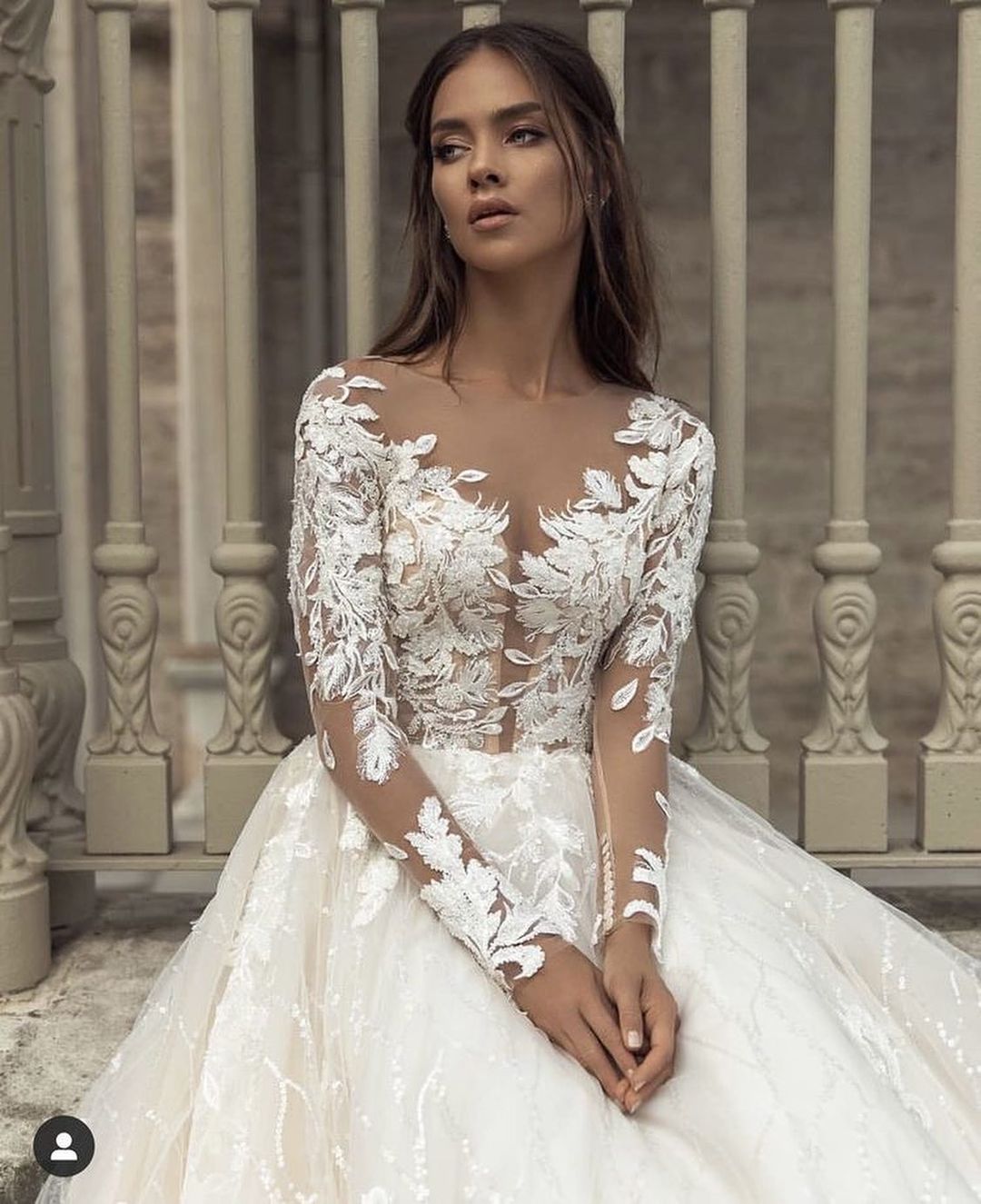 Wunderschönes langes A-Linien-Brautkleid mit Bateau-Ausschnitt, Spitzenschleppe und Ärmeln