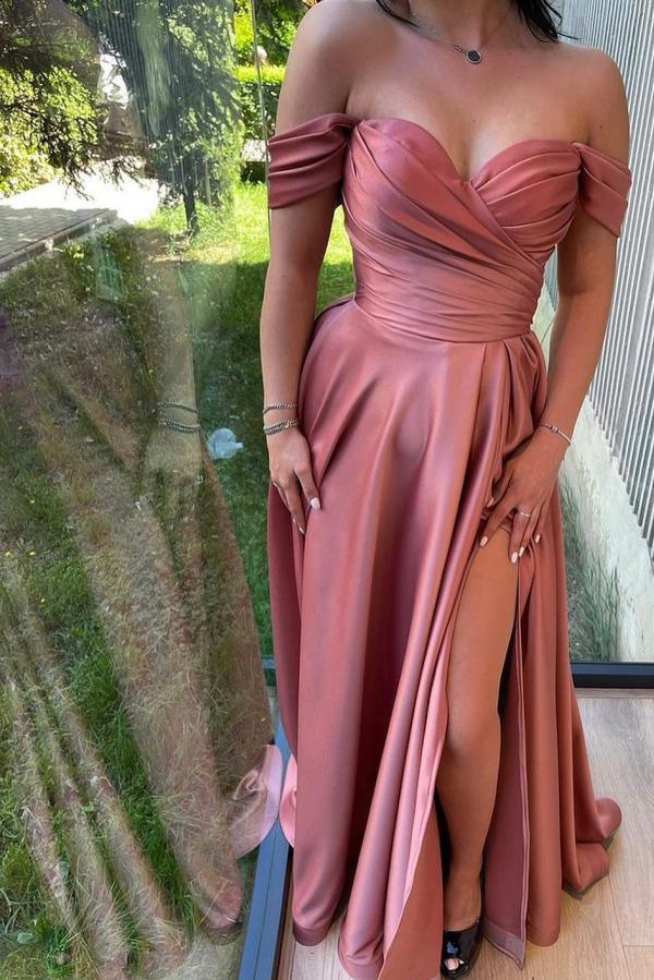 Hermoso vestido de fiesta largo de satén fruncido con hombros descubiertos y corte A con abertura