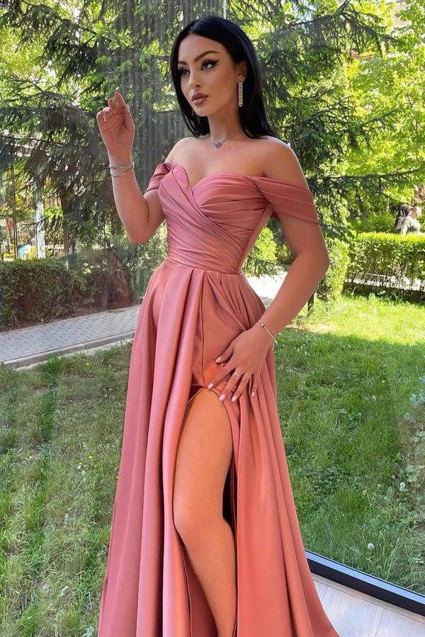 Hermoso vestido de fiesta largo de satén fruncido con hombros descubiertos y corte A con abertura
