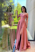 Hermoso vestido de fiesta largo de satén fruncido con hombros descubiertos y corte A con abertura