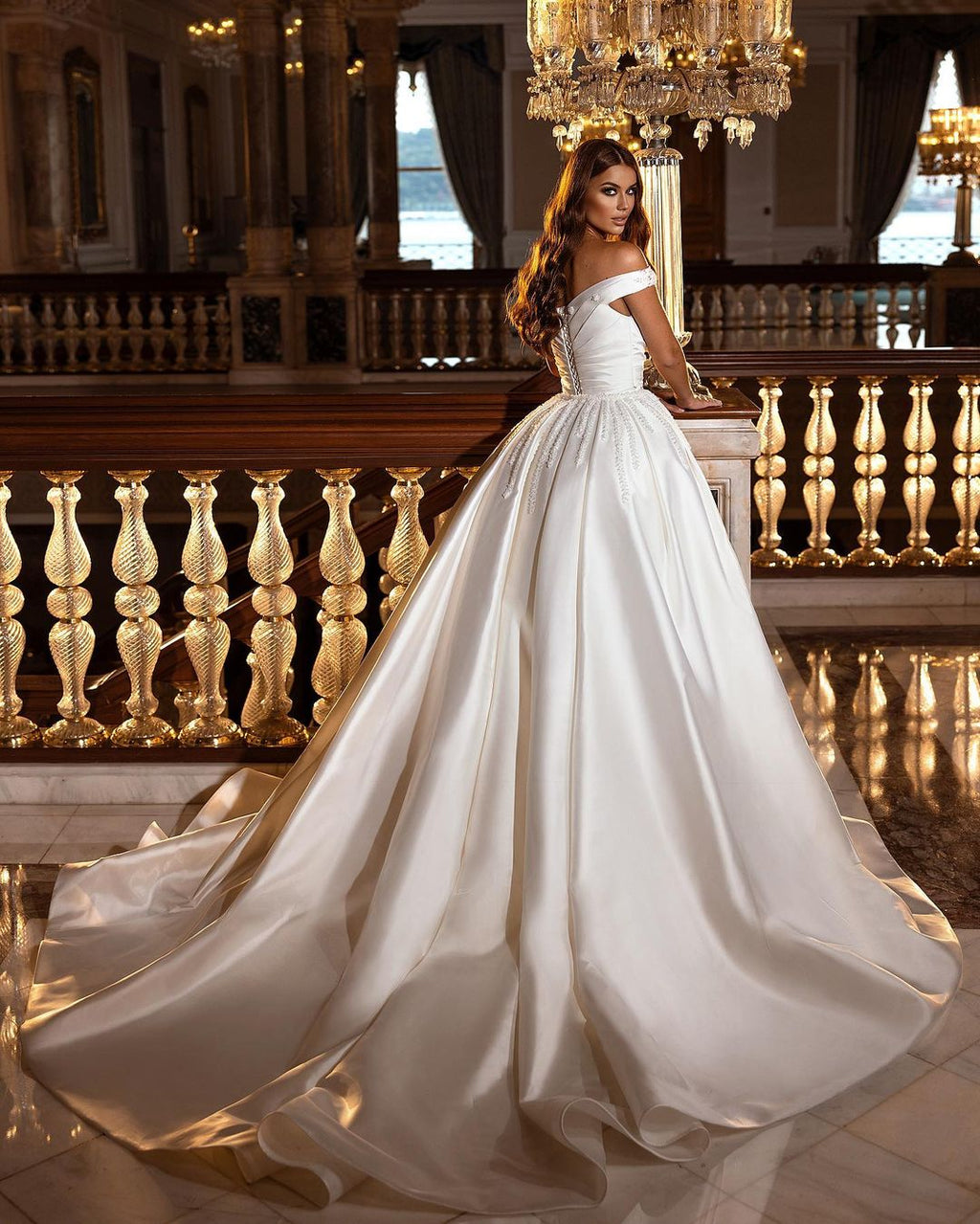 Wunderschönes langes A-Linien-Brautkleid aus Satin mit schulterfreiem Herzausschnitt und Rücken