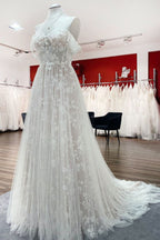 Hermoso vestido de novia largo de corte A con hombros descubiertos, apliques de tul y encaje