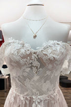 Hermoso vestido de novia largo de corte A con hombros descubiertos, apliques de tul y encaje
