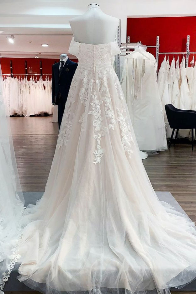 Hermoso vestido de novia largo de corte A con hombros descubiertos y apliques de encaje de tul