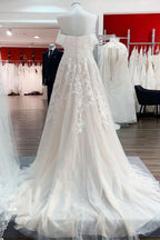 Hermoso vestido de novia largo de corte A con hombros descubiertos y apliques de encaje de tul