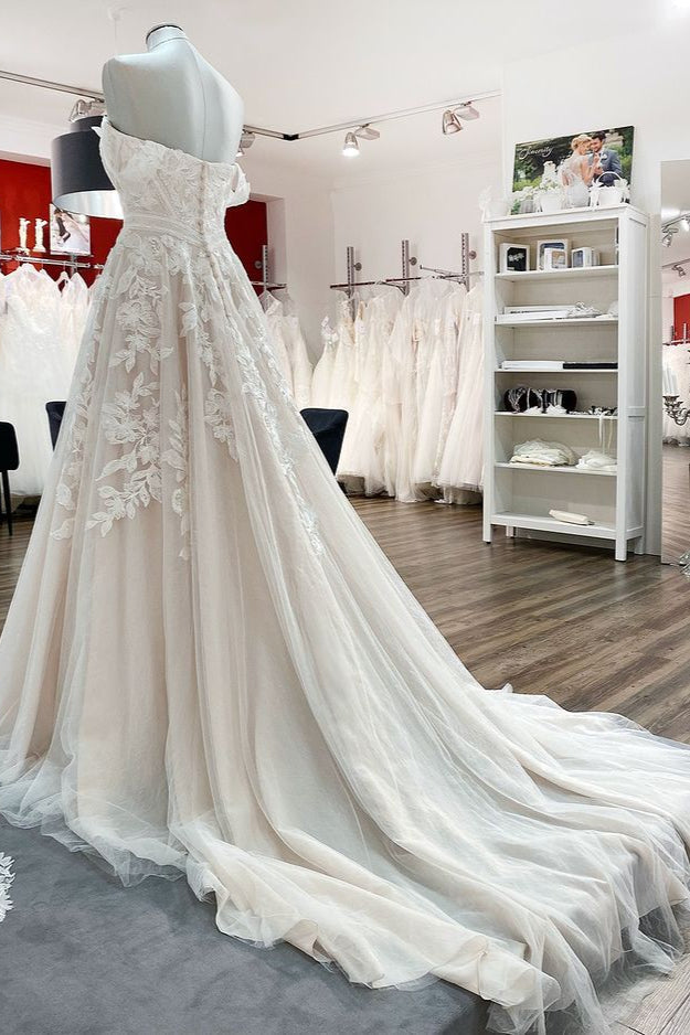 Hermoso vestido de novia largo de corte A con hombros descubiertos y apliques de encaje de tul