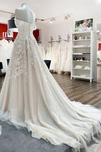 Hermoso vestido de novia largo de corte A con hombros descubiertos y apliques de encaje de tul