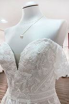 Hermoso vestido de novia largo de corte A con hombros descubiertos y apliques de encaje de tul