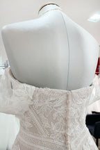 Hermoso vestido de novia largo de corte A con hombros descubiertos y apliques de encaje de tul