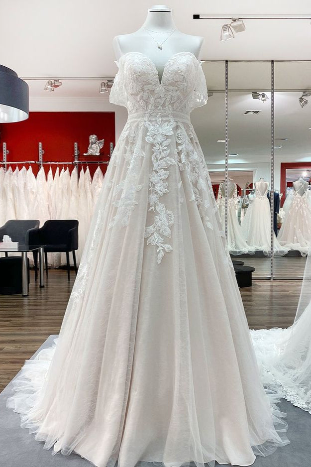 Hermoso vestido de novia largo de corte A con hombros descubiertos y apliques de encaje de tul