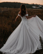 Hermoso vestido de novia largo de tul con hombros descubiertos, corte A y apliques de encaje