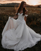 Hermoso vestido de novia largo de tul con hombros descubiertos, corte A y apliques de encaje