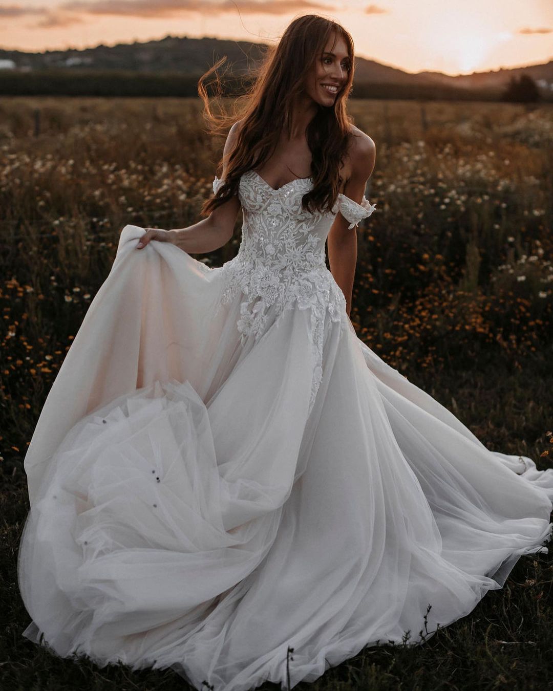 Hermoso vestido de novia largo de tul con hombros descubiertos, corte A y apliques de encaje
