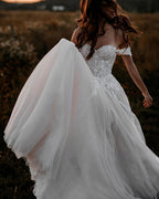 Hermoso vestido de novia largo de tul con hombros descubiertos, corte A y apliques de encaje