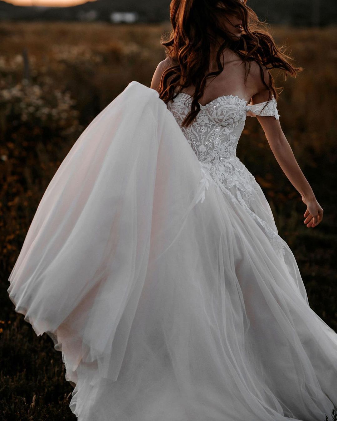 Hermoso vestido de novia largo de tul con hombros descubiertos, corte A y apliques de encaje