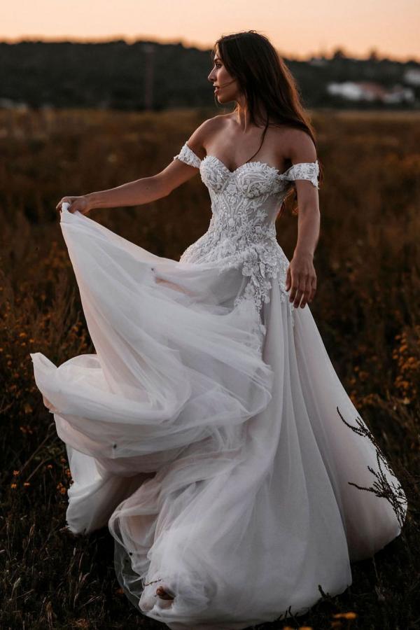Hermoso vestido de novia largo de tul con hombros descubiertos, corte A y apliques de encaje
