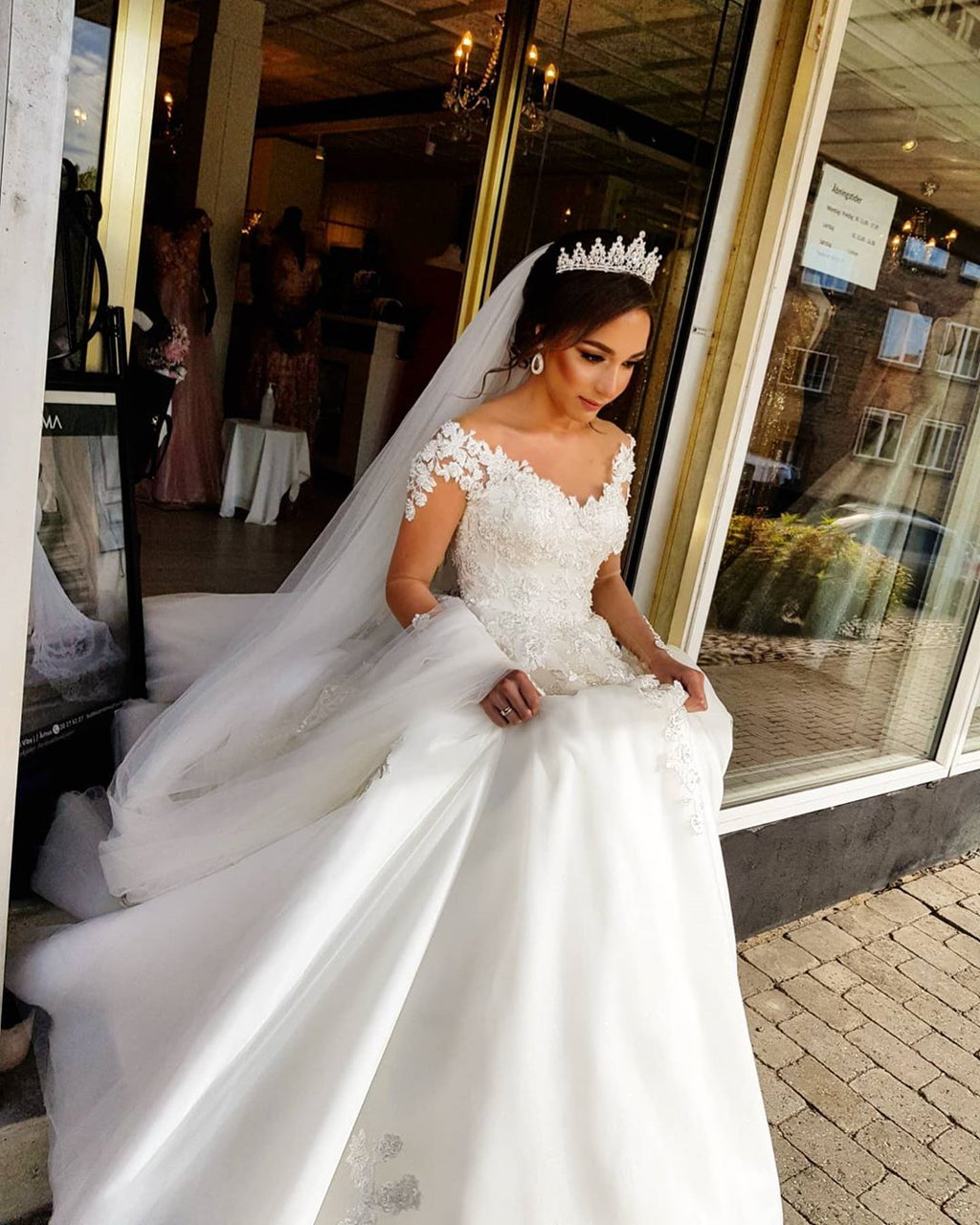 Hermosos vestidos de novia largos de corte A con hombros descubiertos y mangas