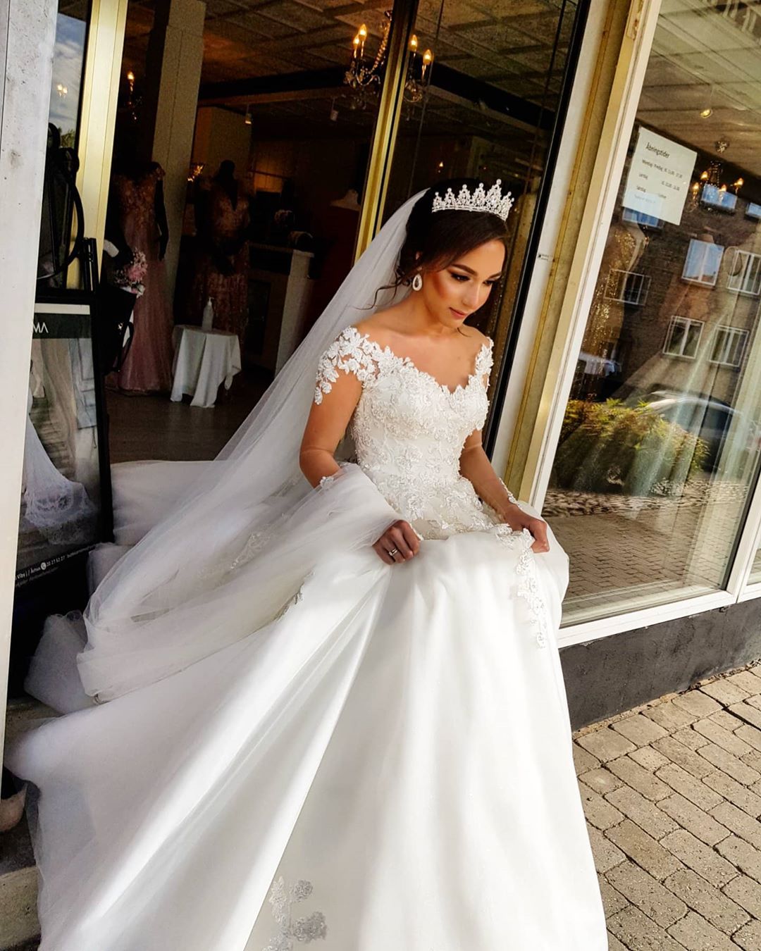 Hermosos vestidos de novia largos de corte A con hombros descubiertos y mangas