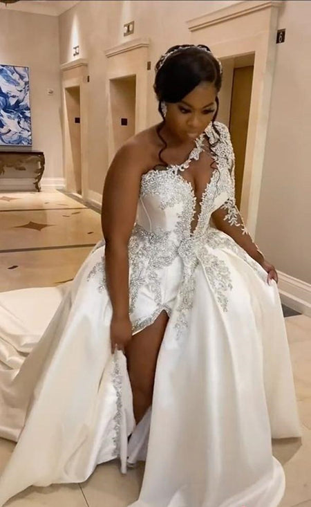 Wunderschönes langes A-Linien-Brautkleid mit einer Schulter und Perlenbesatz und Schlitz