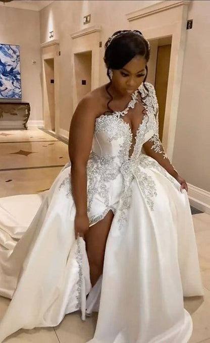 Wunderschönes langes A-Linien-Brautkleid mit einer Schulter und Perlenbesatz und Schlitz