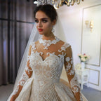 Wunderschönes langes A-Linien-Brautkleid mit Herzausschnitt, Applikationen und Spitze und Ärmeln